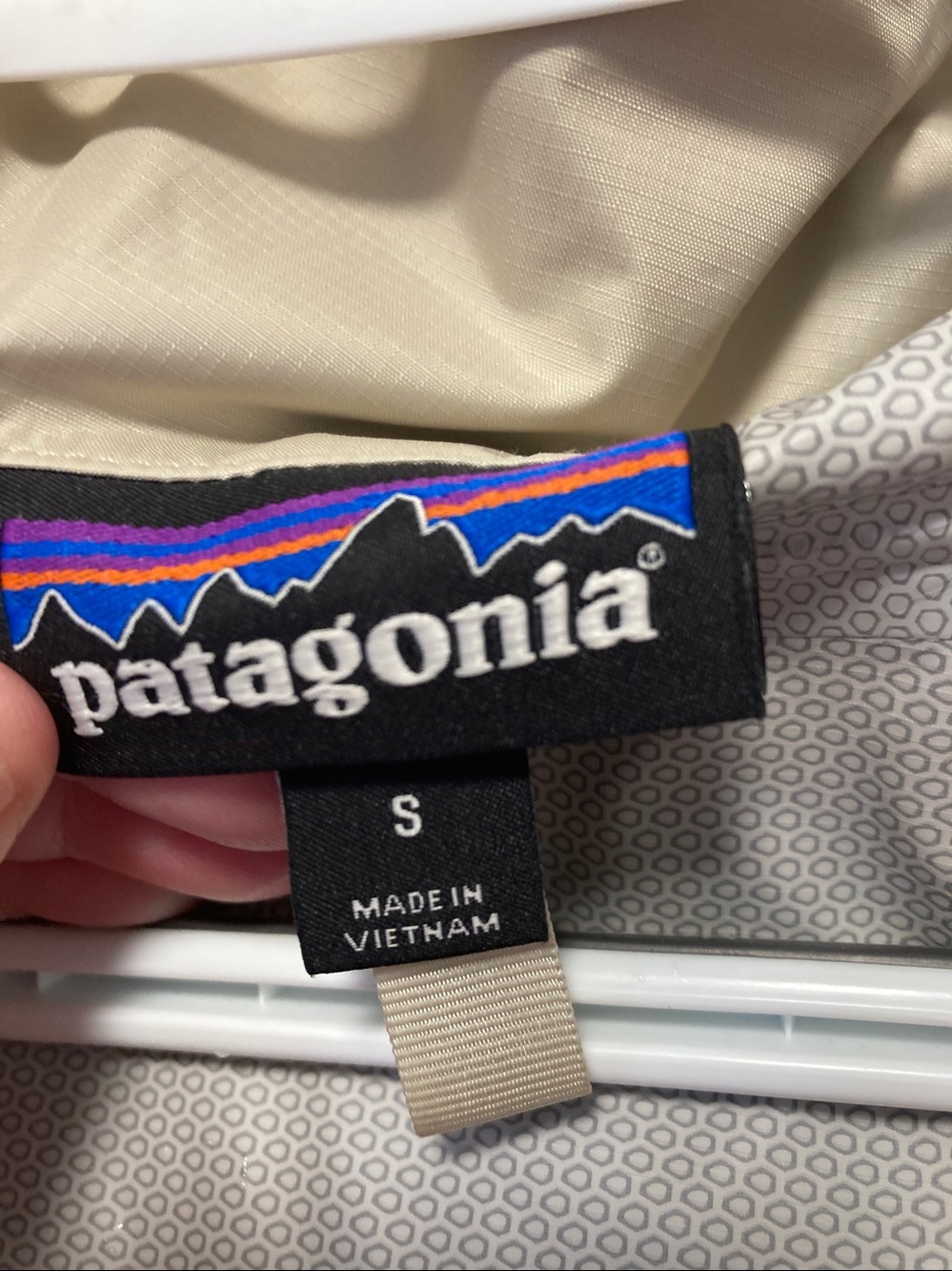 Patagonia tan raincoat with detachable Hood size small - Picture 13 of 13